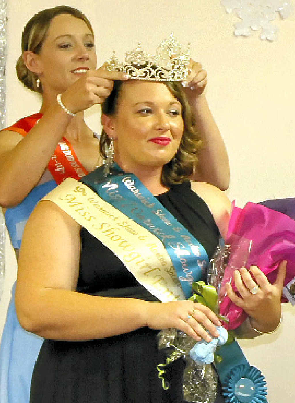2015 Miss Warwick Showgirl Emma Boughen is crowned by 2014 Miss Warwick Showgirl Tammy Bondfield.